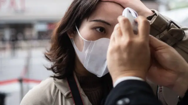 mulher no japao temsite de aposta do foguetetemperatura corporea medida