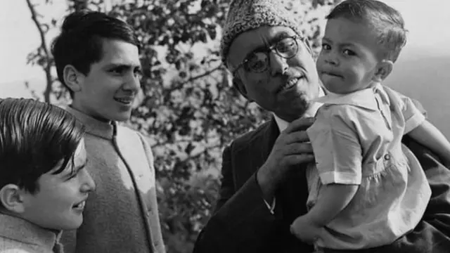 शेख अब्दुल्ला की गोद में उनकी पोती और सामने खड़े उनके परिवार के बच्चे