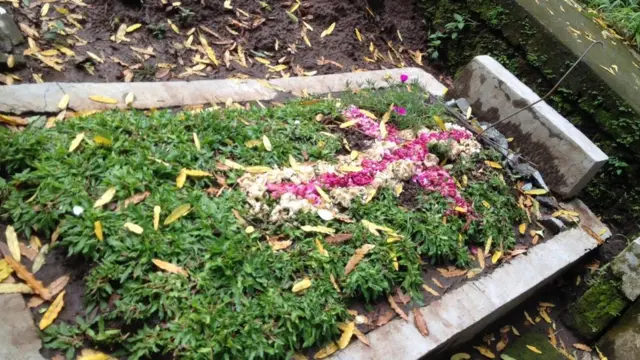 Sejumlah salib sudah dicopot dari makam lalu dihancurkan dan ditaruh di sebelahnya. Sementara sebagian lainnya, ubin makamnya ada yang copot.