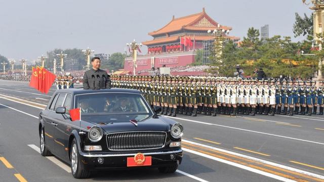 2019年中國國慶70週年，習近平與參加閲兵的中國軍人。