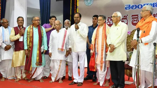 తెలుగు మహాసభల్లో సాహితీవేత్తలతో సీఎం కె.చంద్రశేఖరరావు