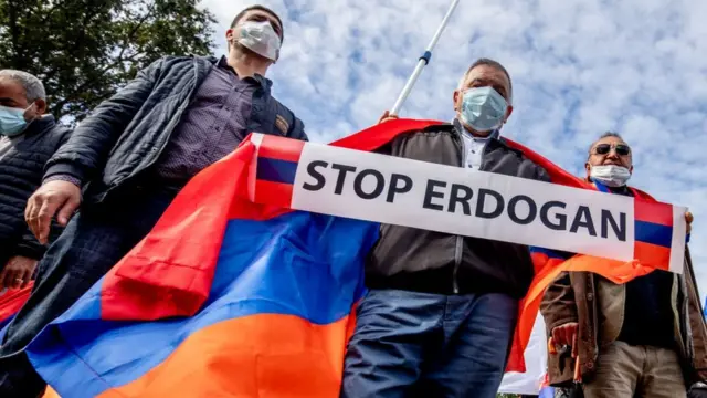 নেদারল্যান্ডে আর্মেনীয়দের তুরস্ক-বিরোধী বিক্ষোভ।
