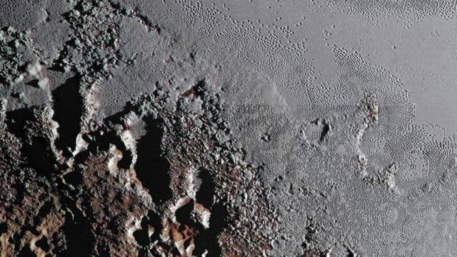 Темный гористый регион Крун Макула на Плутоне