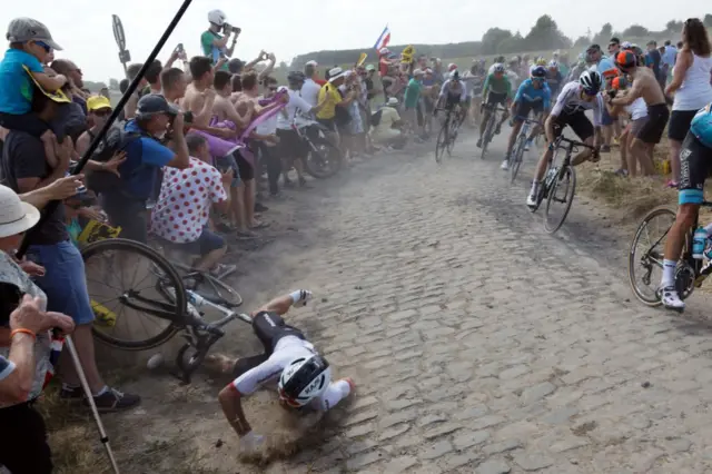 El polaco Michal Kwiatkowski pierde el control de su bicicleta y termina en el suelo.