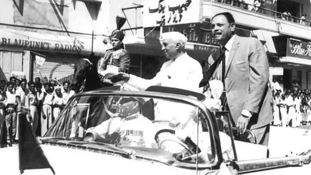 1960 में सिंधु जल समझौते पर हस्ताक्षर के दौरान पाकिस्तान के राष्ट्रपति अयूब ख़ान के साथ कराची में भारत के प्रधानमंत्री जवाहर लाल नेहरू