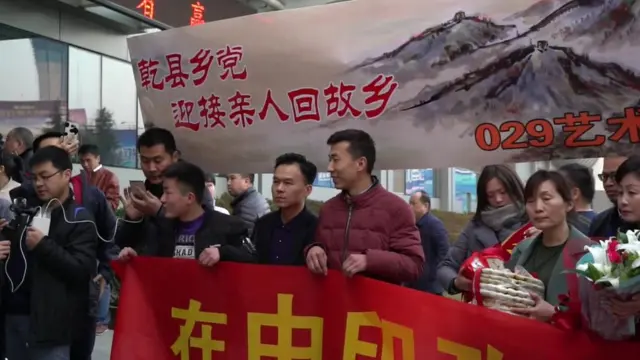 王琪老家乾县的亲属和乡亲到咸阳机场迎候