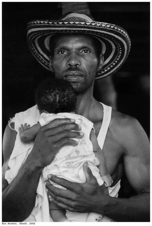 Kucağında bebeğini tutan bir baba