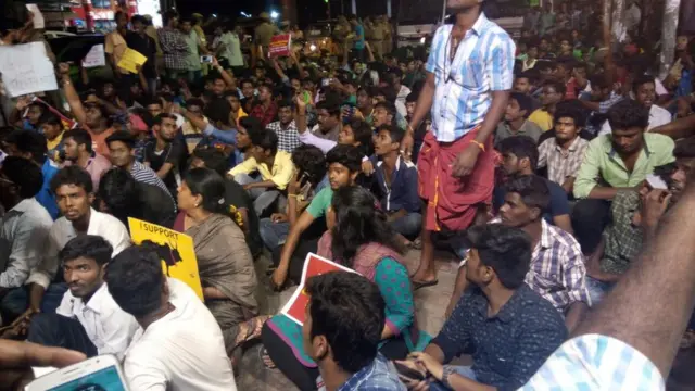 நேற்று மதுரையில் நடந்த ஜல்லிக்கட்டு ஆதரவு ஆர்ப்பாட்டம்