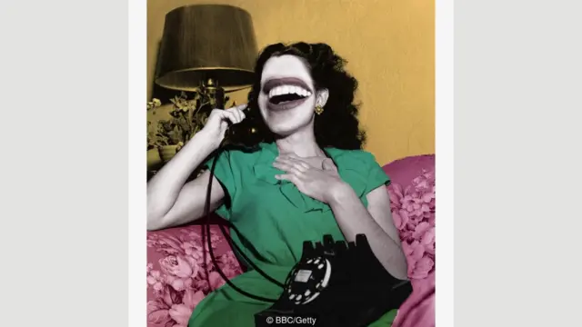 Telefonla danışan qadın