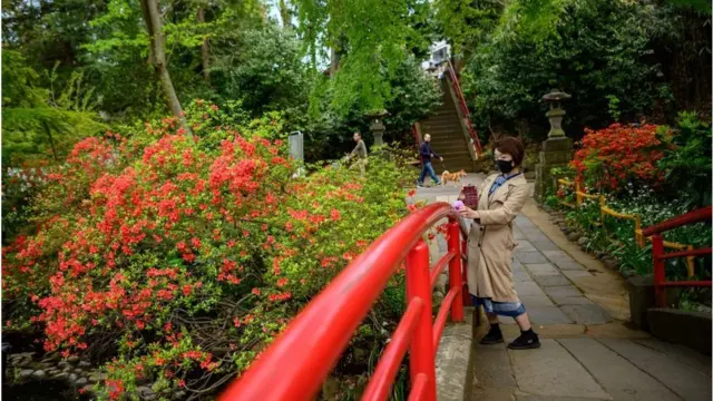 Người dân Nhật trong công viên Inokashira ở Tokyo hôm 19/4