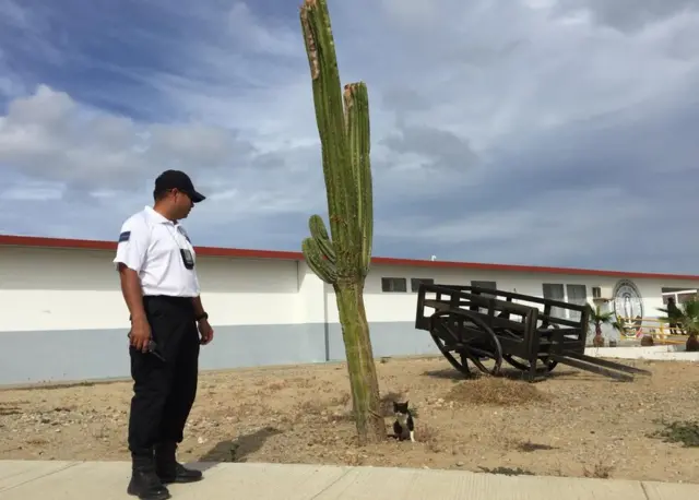 Gato y guardia en Tres Marías.