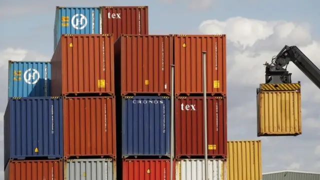 Containers en un puerto.