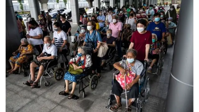 ผู้สูงอายุรอฉีดวัคซีน