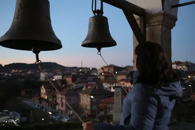 Zvuci zvona nakon jutarnje liturgije oglašavaju zvanični početak obeležavanja Jordanovdena. Običaj kupanja, odnosno igranja hora u reci Tundži u ovom mestu kandidat je je za upis na Listu nematerijalnog kultrnog nasleđa Uneska.