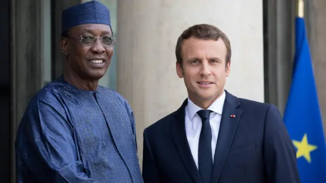 Shugaba Emmanuel Macron (Dama) ya karbi bakuncin shugaban Chadi Idris Debby Itno (Hagu) a fadar Elysee a ranar 28 ga watan Agusta 2017 a birnin Paris na kasar Faransa. An shiry taron ne domin jaddada goyon bayan Turai ga Chadi a kokarin da ta ke yi da yaduwar tsuntsaye.