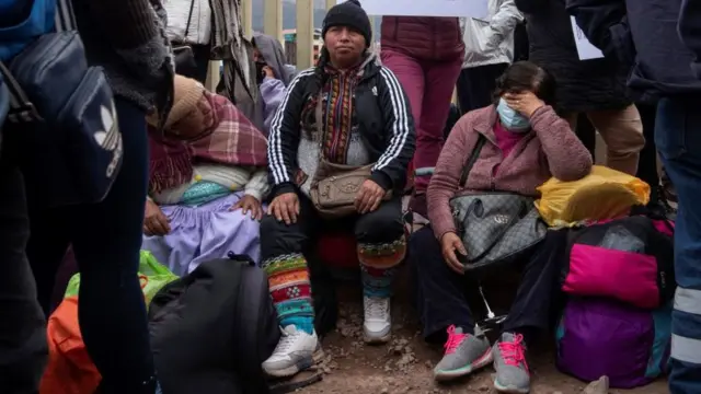 Pasajeros varados a las puertas del aeropuerto de Cusco