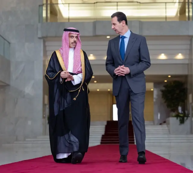 فيصل بن فرحان آل سعود وزير خارجية السعودية يلتقي الرئيس السوري بشار الأسد في 18 أبريل/نيسان 2023 في دمشق، سوريا