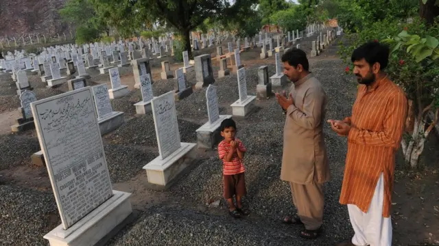 د پاکستان ربوه ښار کې د سلام د قبر له لیکل شوې شناختې د لومړني مسلمان نوبل جایزه ګټونکی توري لیکل شوي وو، خو چارواکو د مسلمان توری د قبر له ډبرې ړنګ کړ.