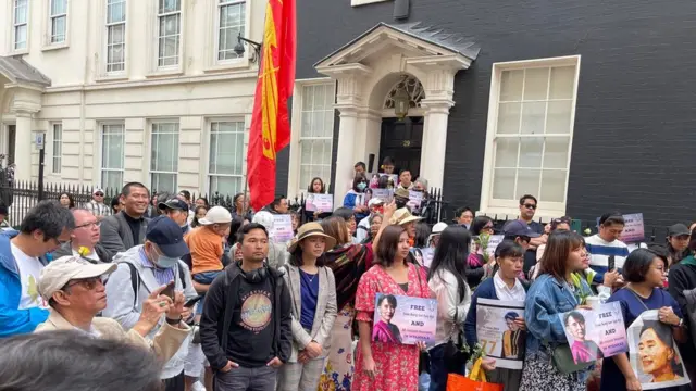ဒေါ်အောင်ဆန်းစုကြည် မွေးနေ့ အထိမ်းအမှတ် လန်ဒန်မြို့ မြန်မာသံရုံးရှေ့မှာ ဆန္ဒပြ