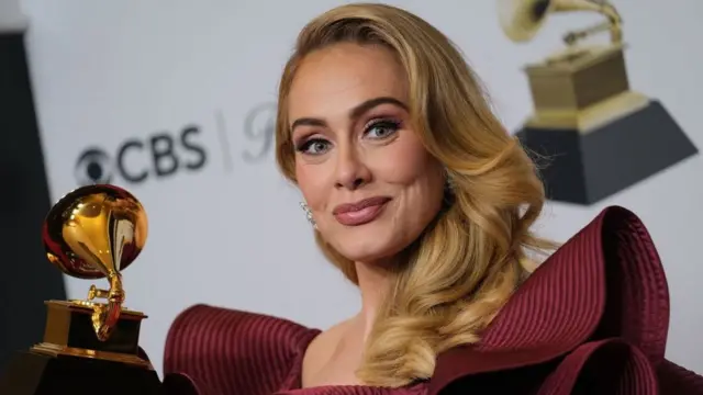 La cantante Adele sujetando un premio Grammy