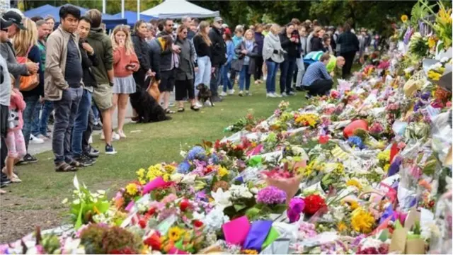 ক্রাইস্টচার্চের বোটানিক্যাল গার্ডেনে নিহতদের স্মরণে শ্রদ্ধা জানাচ্ছেন বাসিন্দারা