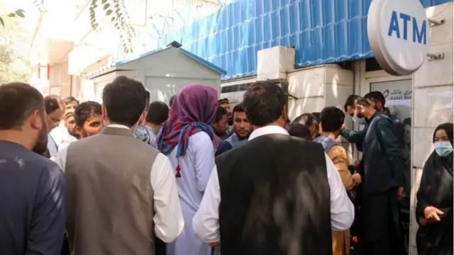 কাবুলের একটি ব্যাংকের সামনে মানুষের লাইন