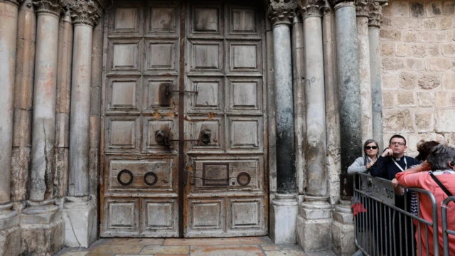 أبواب كنيسة القيامة مغلقة