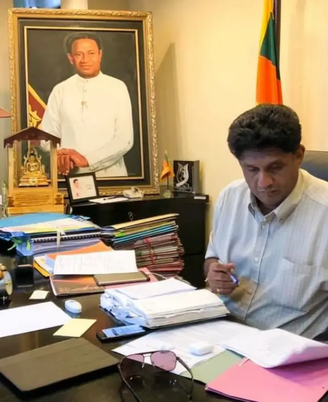 සජිත් ප්‍රේමදාස සිය කාර්යාලයේදී