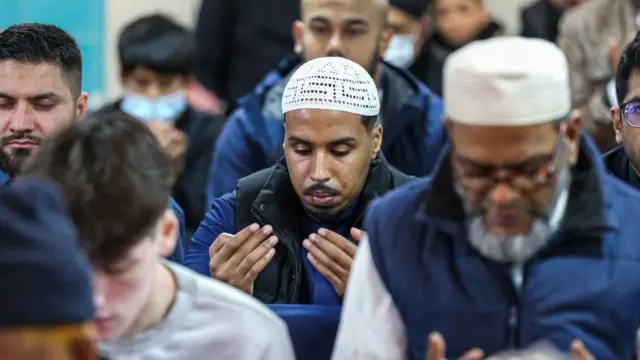 مسلمون يصلون في مسجد لندن