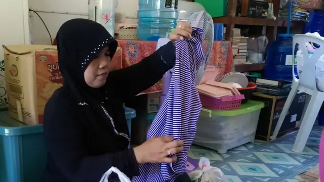 รอฮีหม๊ะ ตระเวนขายเสื้อทั้งแบบขายผ่อน และสด ตามสถานที่ต่าง ๆ