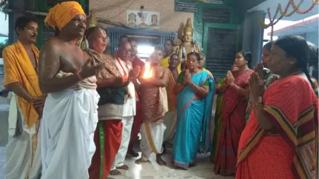 ఆలయ అర్చకులు