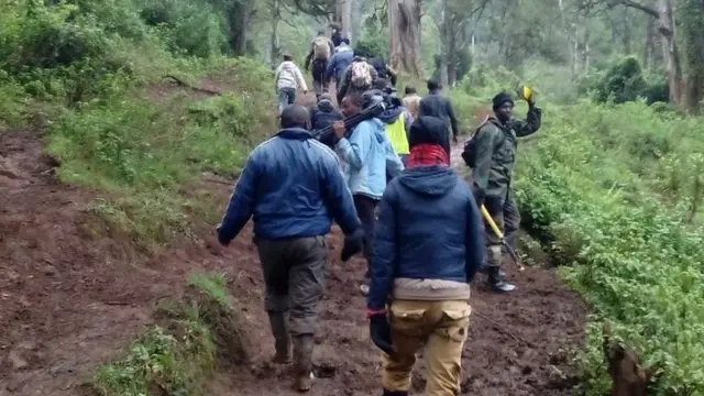 Bamwe mu bari mu bikorwa vy'ubutabazi bari kumwe n'abamenyeshamakuru mw'ishamba rya Aberdares