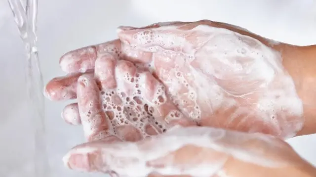شخص يغسل يديه بالماء والصابون
