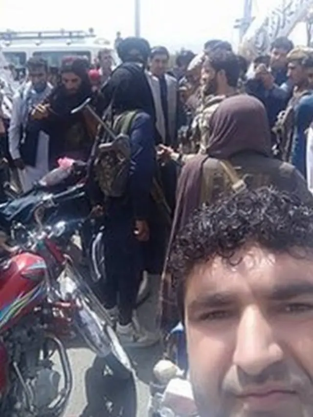 তালেবানের সাথে সেল্ফি তুলছেন এক আফগান।