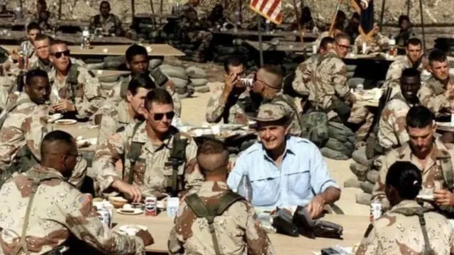 ஜார்ஜ் ஹெச்டபிள்யூ புஷின் வாழ்க்கை புகைப்படங்களில்...