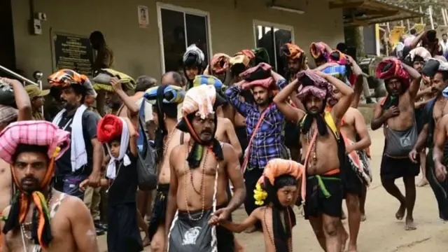 सबरीमला मंदिर में जाते भक्त