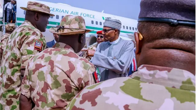 Buhari sabẹwo si Borno, awọn ologun n ki kaabọ