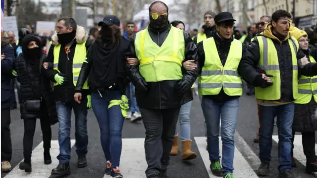 Le mouvement de contestation sociale des "gilets jaunes" est né de la grogne contre les prix du carburant et le coût de la vie en France.