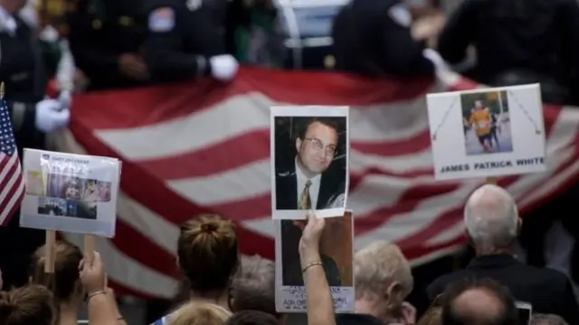 Gösteri yapan saldırı kurbanlarının yakınları