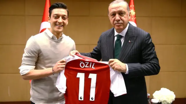 Mesut Özil, Cumhurbaşkanı Recep Tayyip Erdoğan'a imzalı Arsenal formasını hediye etmişti