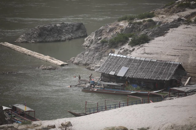 ท่าเรือบ้านแม่สามแลบ อ.สบเมย จ.แม่ฮ่องสอน ฝั่งตรงข้ามรัฐกะเหรี่ยงของเมียนมา