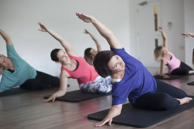 Mulheres fazendo aulasport sub 20 x goiás sub 20pilates