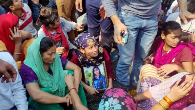 घटनेनंतर हजारो लोक रस्त्यावर उतरले