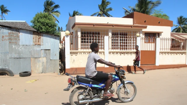 Pelé Bambina sur une mota-taxi à Pemba, Mozambique - mai 2022