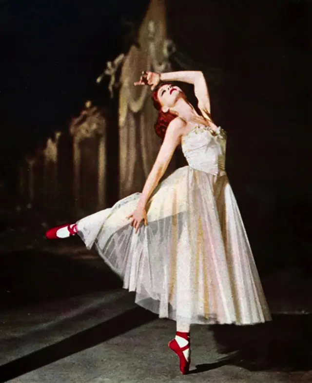 Film "Crvene cipele" Pauela i Presburgera spada među brojna dela inspirisana pričom o nekome ko je „zaposednut" plesom