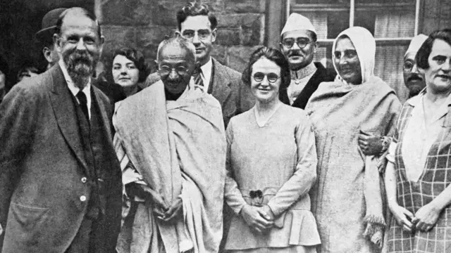 1931માં ફ્રાન્સમાં મહાત્મા ગાંધી સાથે સી.એફ.ઍન્ડ્ર્યુ, મ્યુરિયલ લેસ્ટર, મૅડેલિન સ્લેડ (મીરાંબહેન), પ્યારેલાલ અને એક અંગ્રેજ મિત્ર