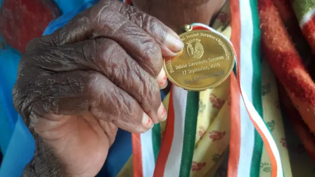 Uma medalha recebida por Kunwar