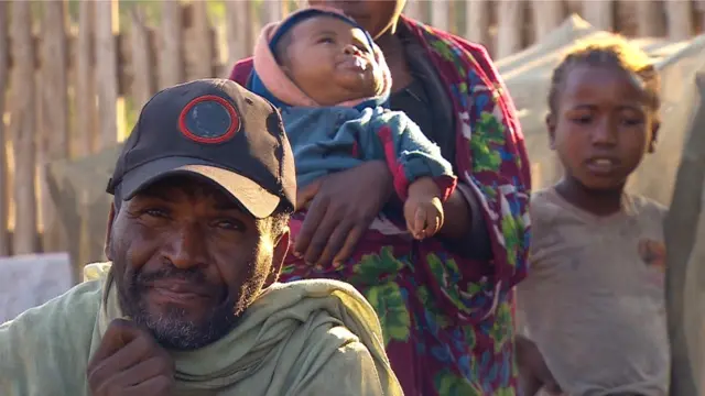 Un homme avec trois enfants