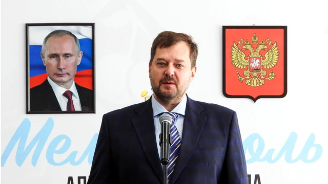 Глава военно-гражданской оккупационной администрации Запорожской области Евгений Балицкий во время выдачи первых российских паспортов местным жителям,