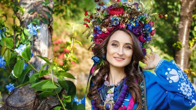 Жінка у вінку